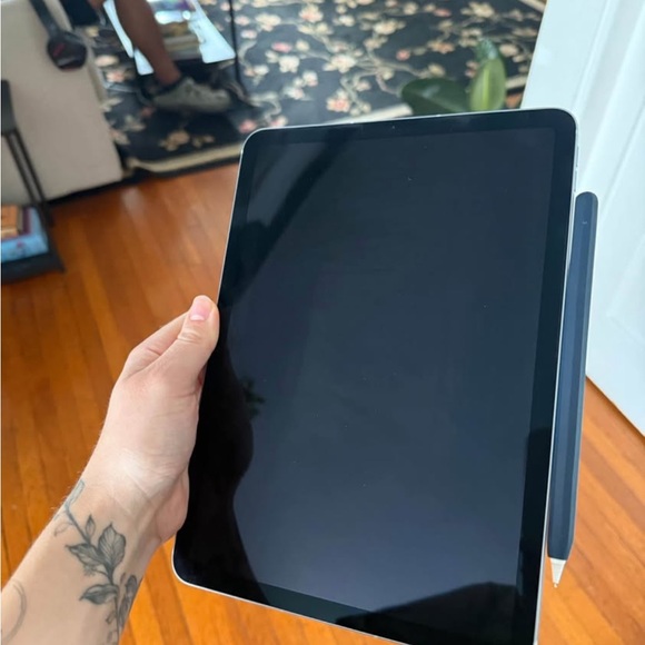 iPad Air 4th Generation with Pencil - Picture 2 of 2